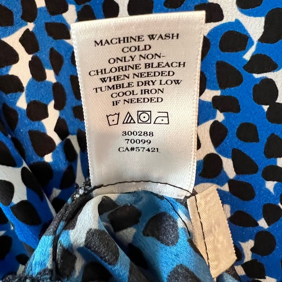 Ann Taylor Blue Sleeveless Tank Top with Rounded Neckline - Picture 6 of 7